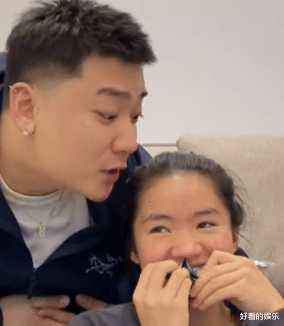 李勒优|李勒优向妈妈打小报告，网友却在关注手上的“纹身”：不学好