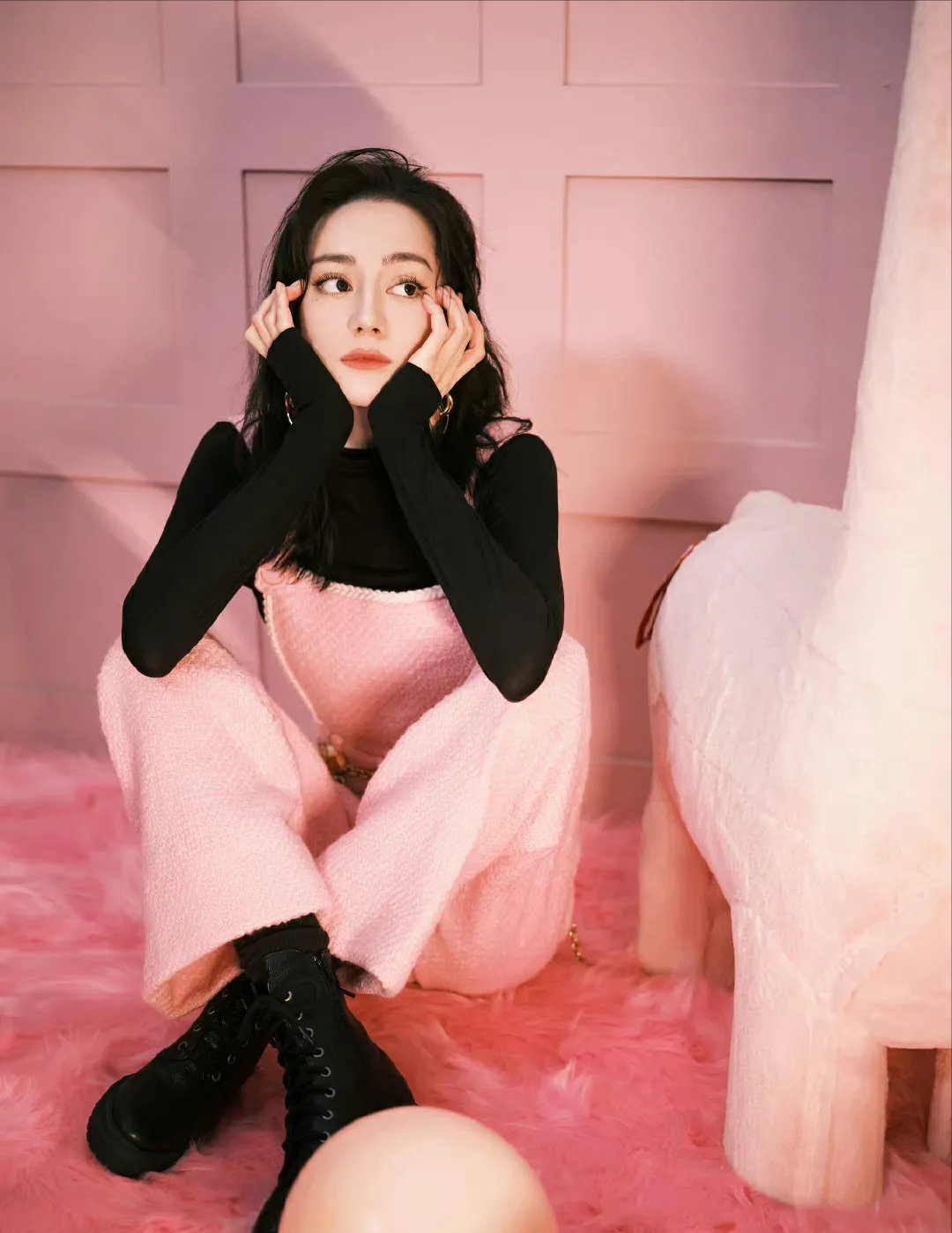 迪丽热巴|迪丽热巴粉色背带裤造型甜酷加倍，瞬间少女感爆棚