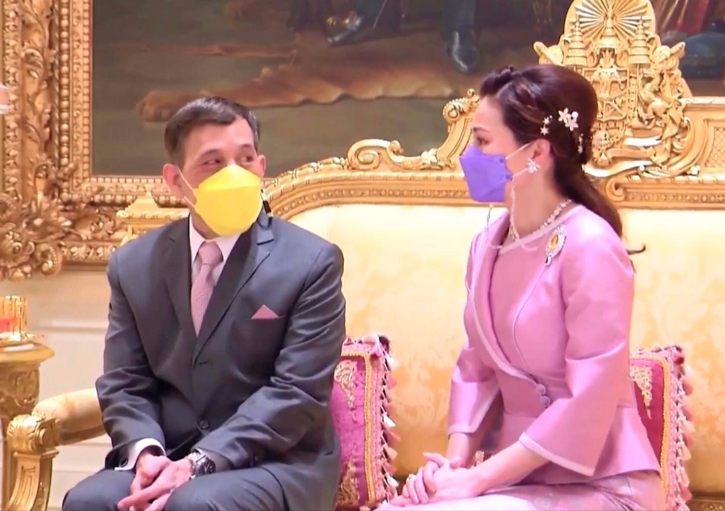 苏提达 泰王夫妇迎接外宾太甜蜜！苏提达新发型好美，泰王盯着她看真宠溺