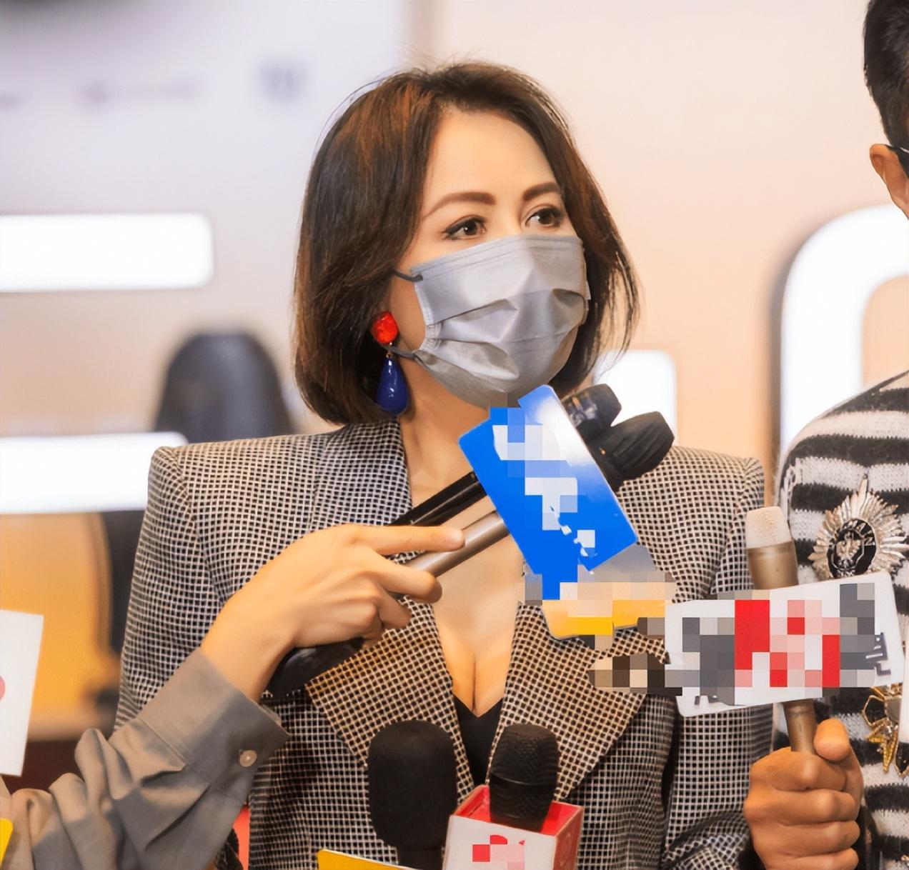 电影节|刘嘉玲亮相电影节，穿着性感优雅，古天乐、郭富城成“左右护法”