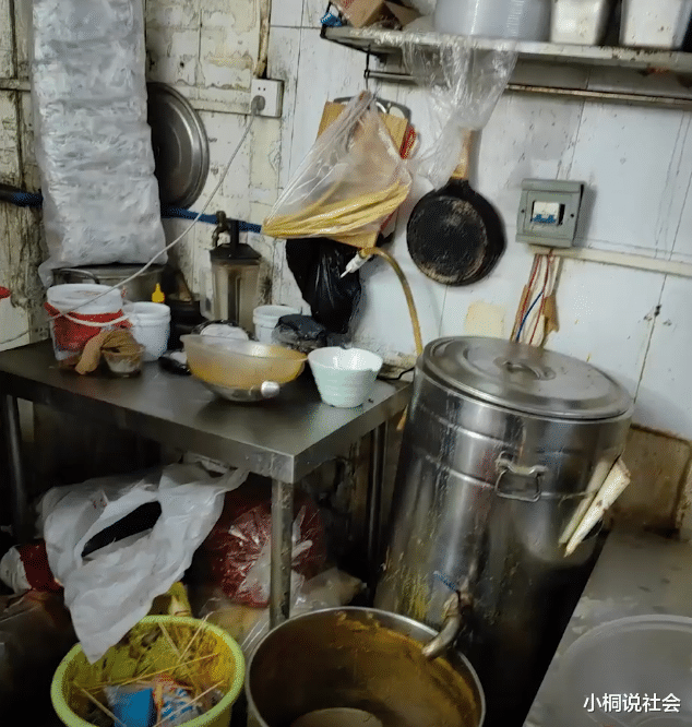 广东一装修工翻修麻辣烫店,走进后厨被卫生环境吓得不敢点外卖了