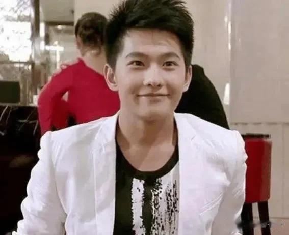 肖战|论发型对颜值的影响有多大？肖战从路人脸到男神相，女神秒变大妈