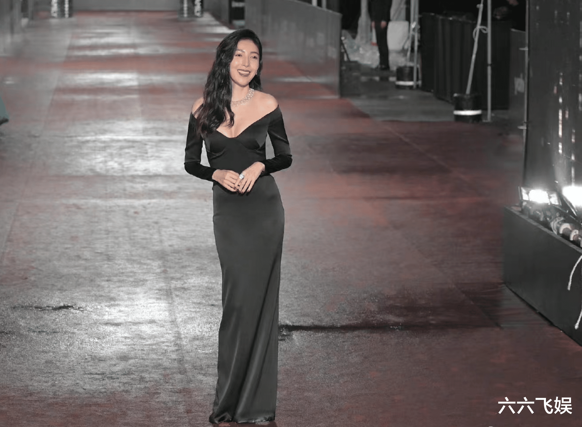 林心如|林心如孔雀绿礼服抢眼,刘品言依然大胆前卫,可惜红毯被指寒酸