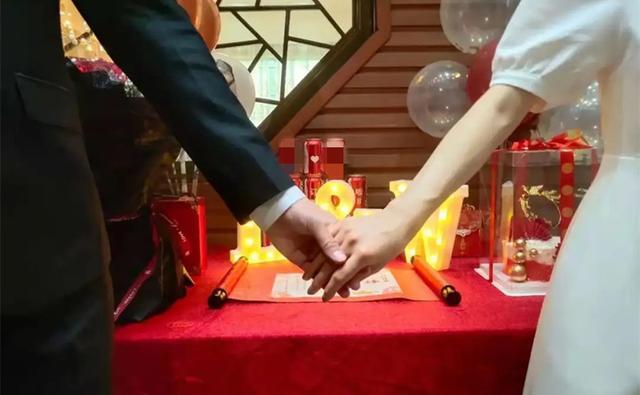 案例:新娘拒不下车,临时索要6万下车礼,新娘心理失衡屠戮婆婆