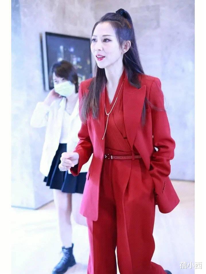 卷发 “蔡少芬”不愧是港姐出身，穿红色西装配高马尾，气场不输超模