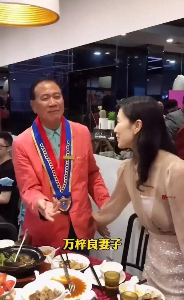 万梓良|“流氓大亨”万梓良:现身小舞台参加商演,65岁仍然要赚钱养家