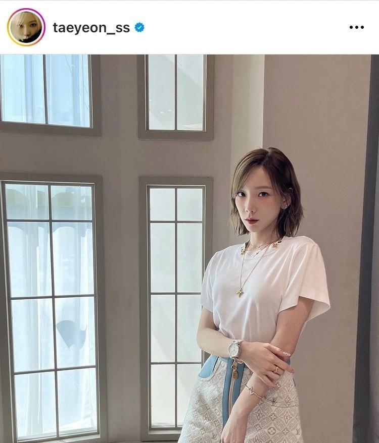 路易·威登 回归少女时代不忘穿搭！太妍新发型美背挖空秀LV新包与珠宝