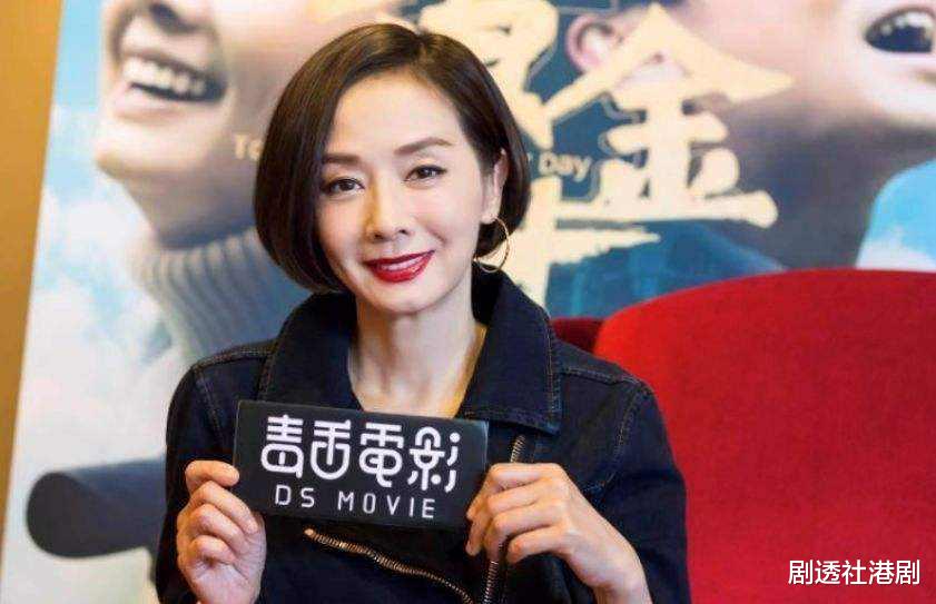 毛舜筠|知名港星晒一家四口合照！62岁素颜出镜状态佳，女儿撞脸林嘉欣