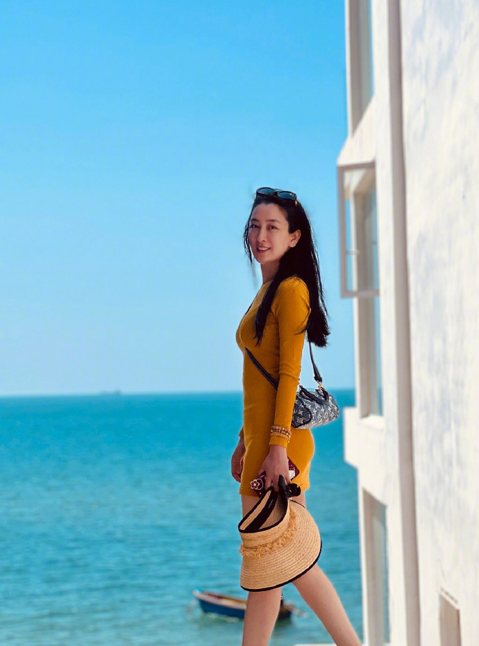 马苏|41岁马苏晒紧身包臀照，身材火辣似少女，上万包包太抢眼