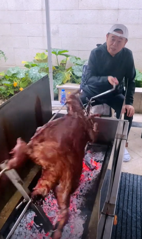 潘长江|65岁潘长江家中吃地瓜!手中地瓜比脸大一圈,不剥皮直接大口啃