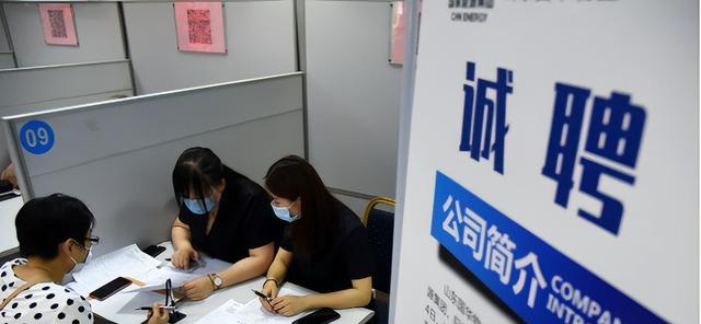 00后|00后女孩入职后当天离职，工资上下横跳，“小镇姑娘”真不容易！