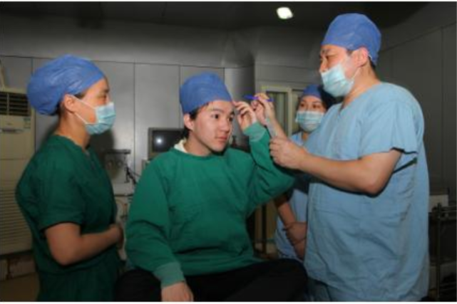 孟智超|《三毛流浪记》“三毛”长大了！8岁成名，14岁秃顶，植发挨300多针