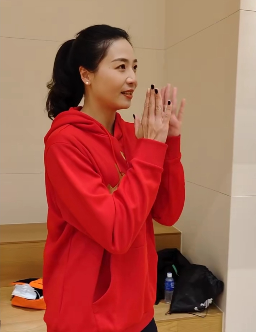 魏秋月|魏秋月“重返”球场，热身动作依然标准，黑色美甲十分抢眼
