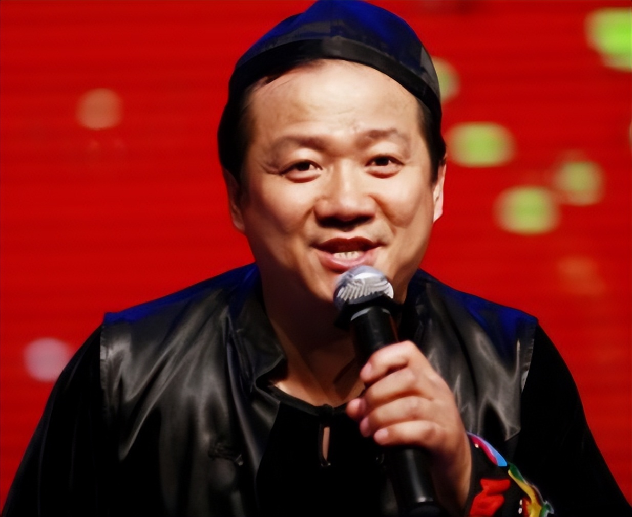 唐鉴军|网传：二人转演员唐鉴军收徒弟，拜师费200万，现场还行跪拜礼