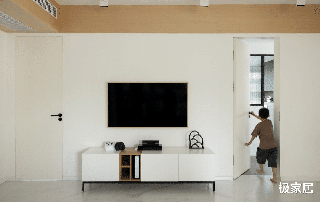 三代同堂的家，通过冷暖色调的运用，创造6个人的完美生活空间