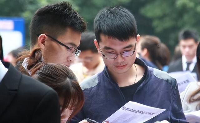 护士|2023金饭碗排行更新,老师和护士排行不佳,前几个行业报考人气高