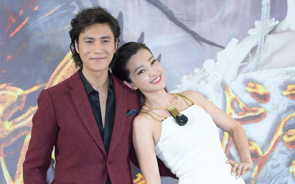 陈坤|当着记者面，她搂住了陈坤还亲了一口，网友惊愕：这是要官宣吗？