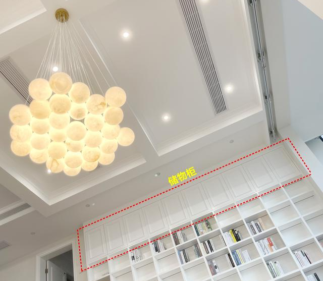 如果我家有个楼梯,绝对也学她家装整面墙书架!上下共11层,好美