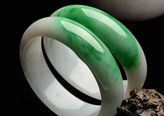 翡翠|买不起高昂的玻璃种,糯种翡翠也是不错的选择,价值实惠又美观