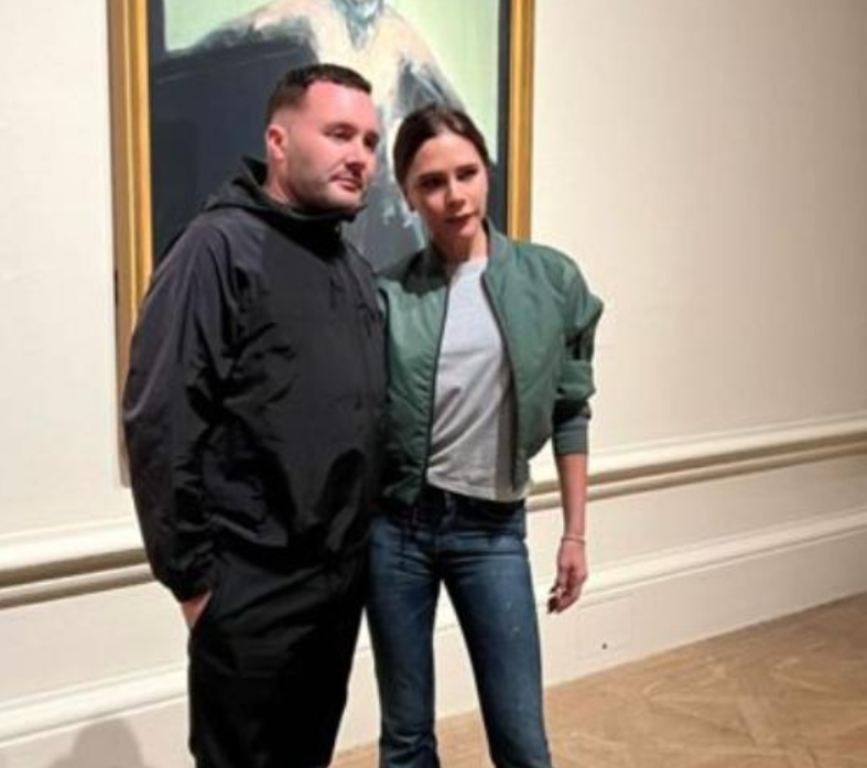 维多利亚|维多利亚晒和闺蜜约会照片,好身材十分瞩目,女王气场很强大