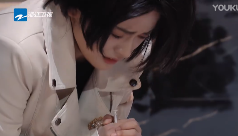 尔冬升|某人气演员因骄气再引争议，惠英红好言相劝，尔冬升：我要打击一下你