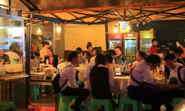 广西一男子带情人夜市吃烧烤,被老婆带人围观,现场混乱