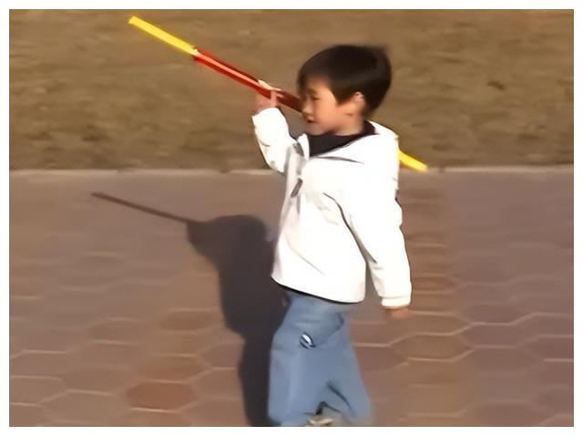 林依轮|林依轮儿子放飞自我！将外国女友扣怀里摸腰，女方不穿内衣惹争议