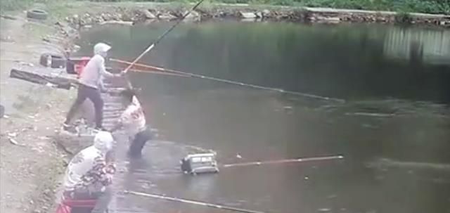 |广东一男子成功登上热搜，被40斤大鱼拖下水，狂喊救命却不丢鱼竿
