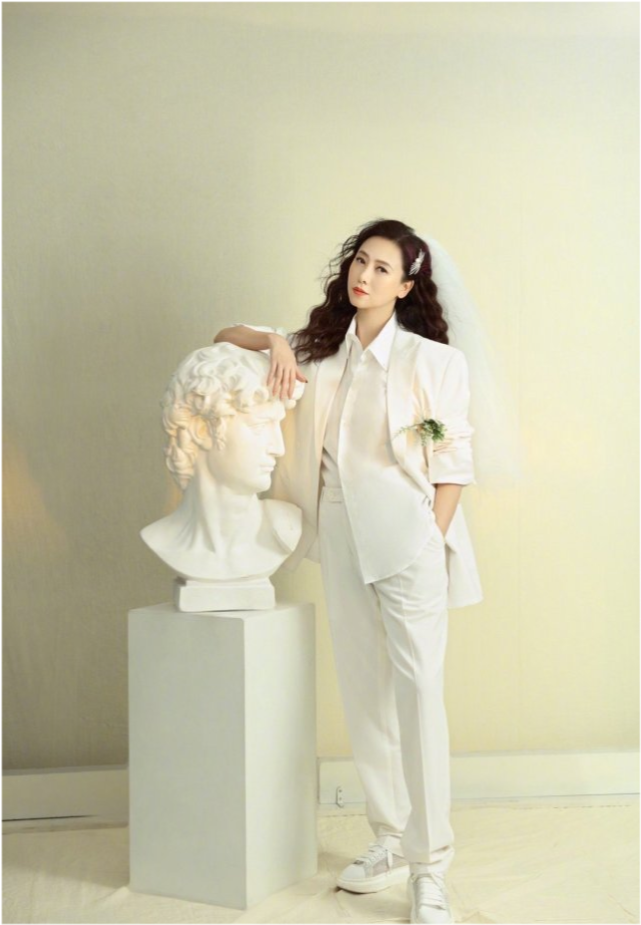 职业教育|翁虹夫妇庆祝15周年真高调!穿职场装霸气侧漏,女儿颜值彻底大逆袭