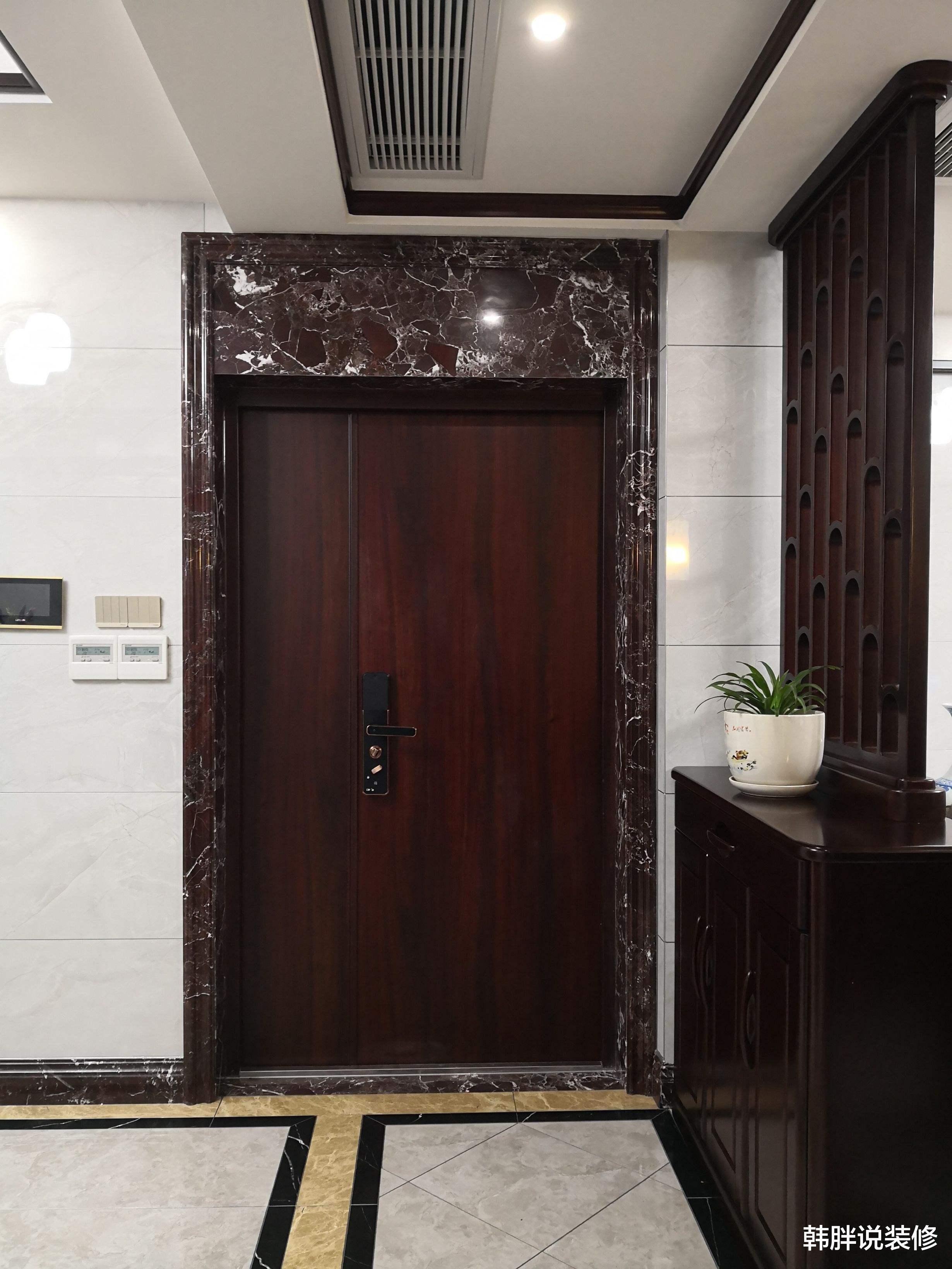 新房刚交钥匙,开发商装的大门要不要换?很多人都做错了