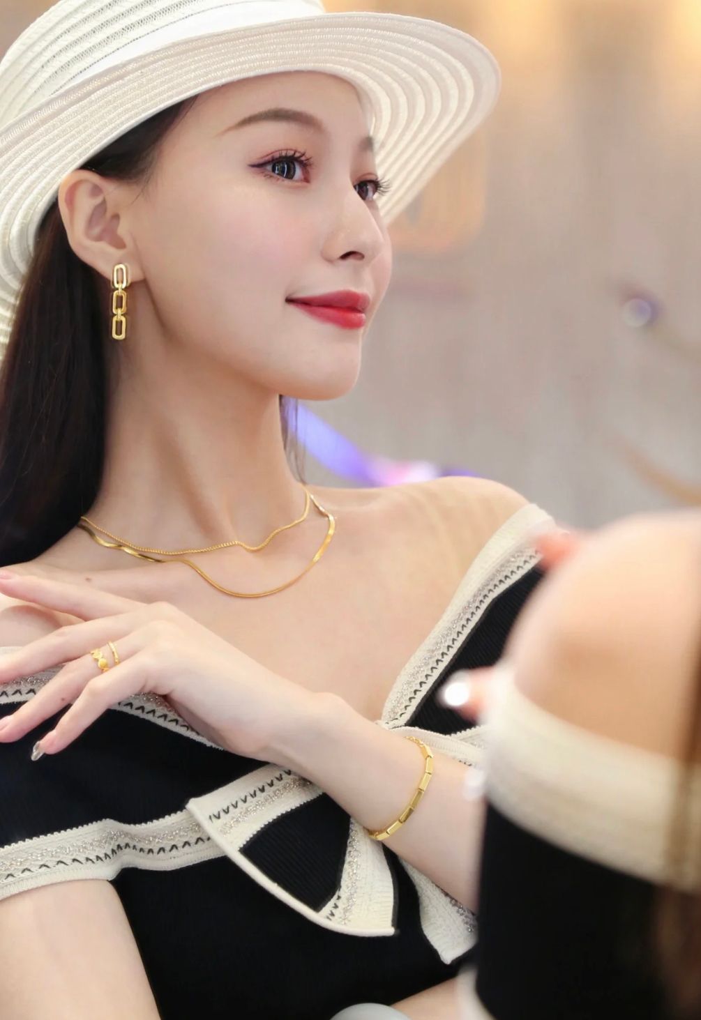 看着就有“高级感”的女人，不穿花衣，不戴金器，老了依然优雅