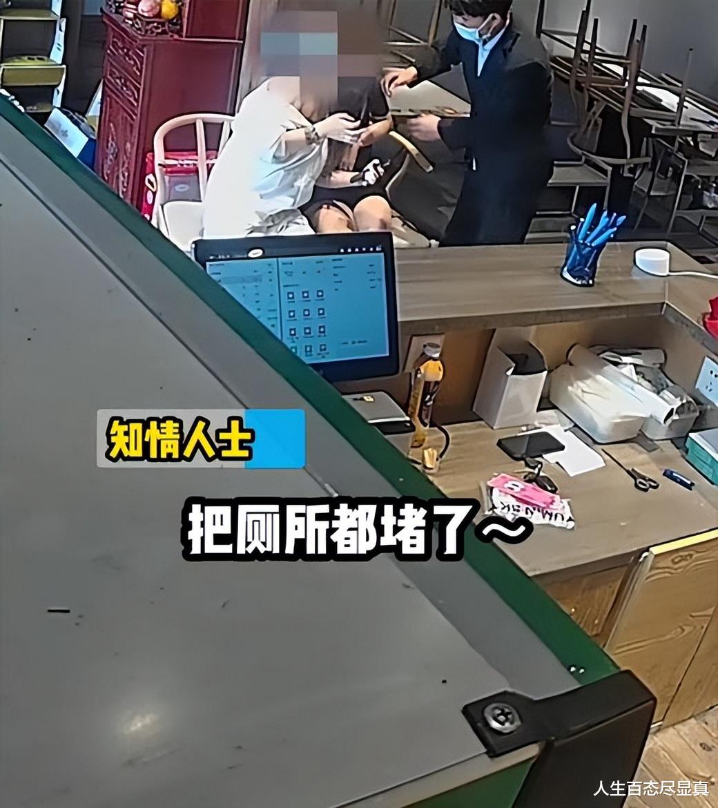 两女子醉酒后用铁链锁脖,打不开求助消防员,厕所都被她们堵住了