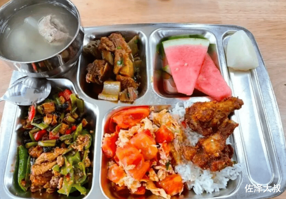 23岁乡镇公务员晒食堂伙食,网友:怪不得月薪3000元,优越感爆棚