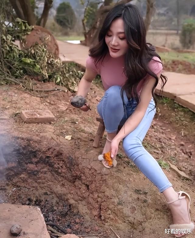 |唐小鱼和孩子坐地头吃红薯,腰部勒出一层赘肉,网友:不嫌丢人