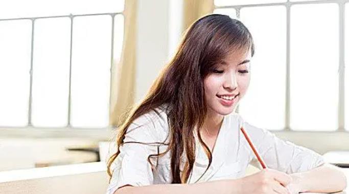 大学生|大学生“上班前后”对比照火了，颜值变化引众议，职场是把杀猪刀