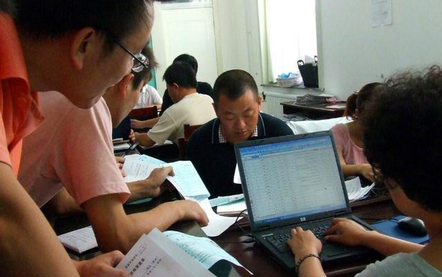 教师|工作10年后才明白，公务员和教师的差距，希望你没选错