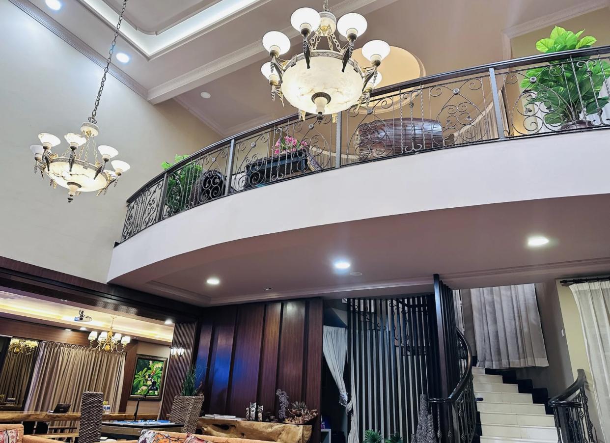 姜育恒|知名男星定居国外，和多位富婆豪宅聚会，姿势过于亲密引争议