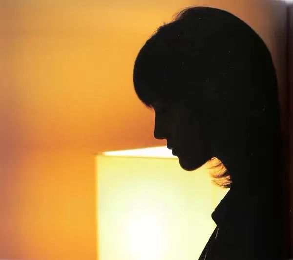 费贞绫|18岁出道,39岁剃光头出家,70岁还完4000万