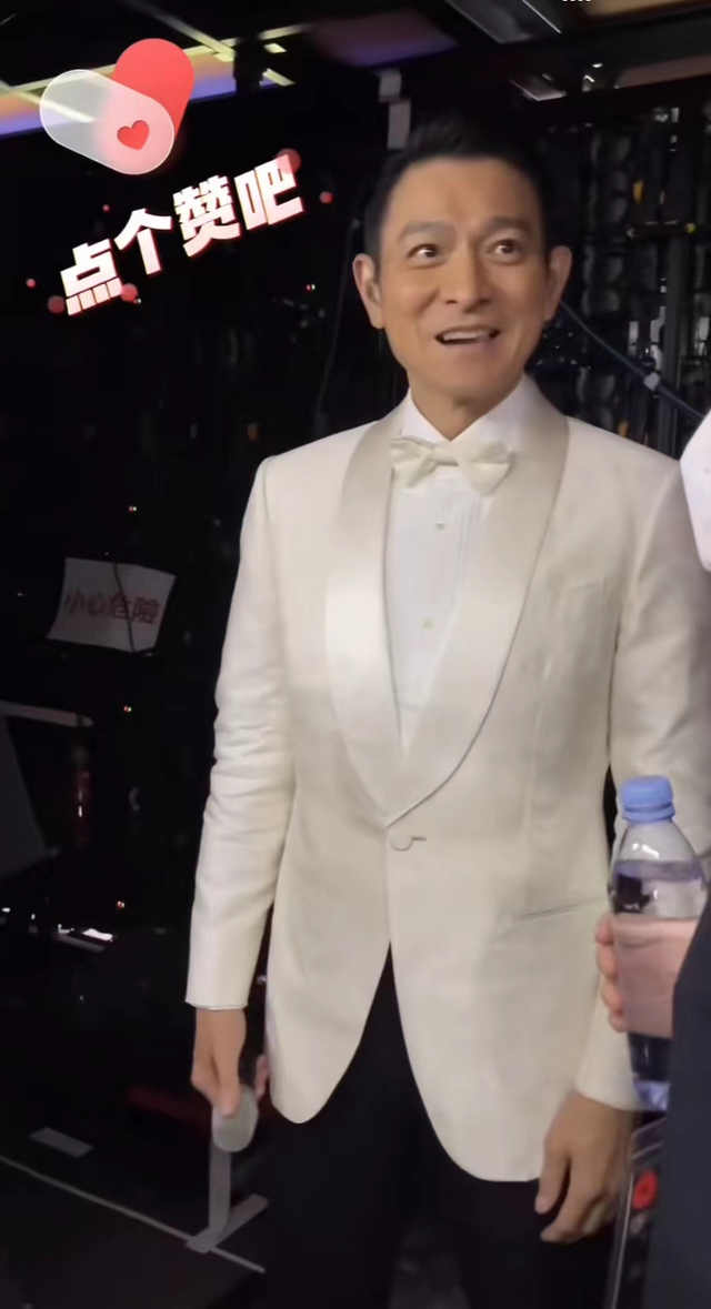 刘德华|61岁刘德华晒超级月亮！搬专业设备扎马步欣赏，满头大汗激动难掩