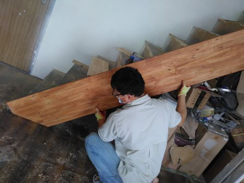 老公亲手给新房加了个木板楼梯,竟引得整个小区邻居都来围观!