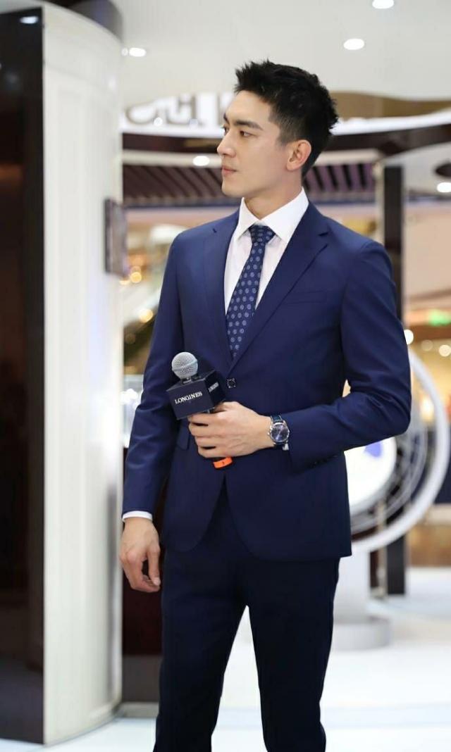 林更新|林更新活动照生图超能打，一双大长腿吸睛十足，好帅一男的