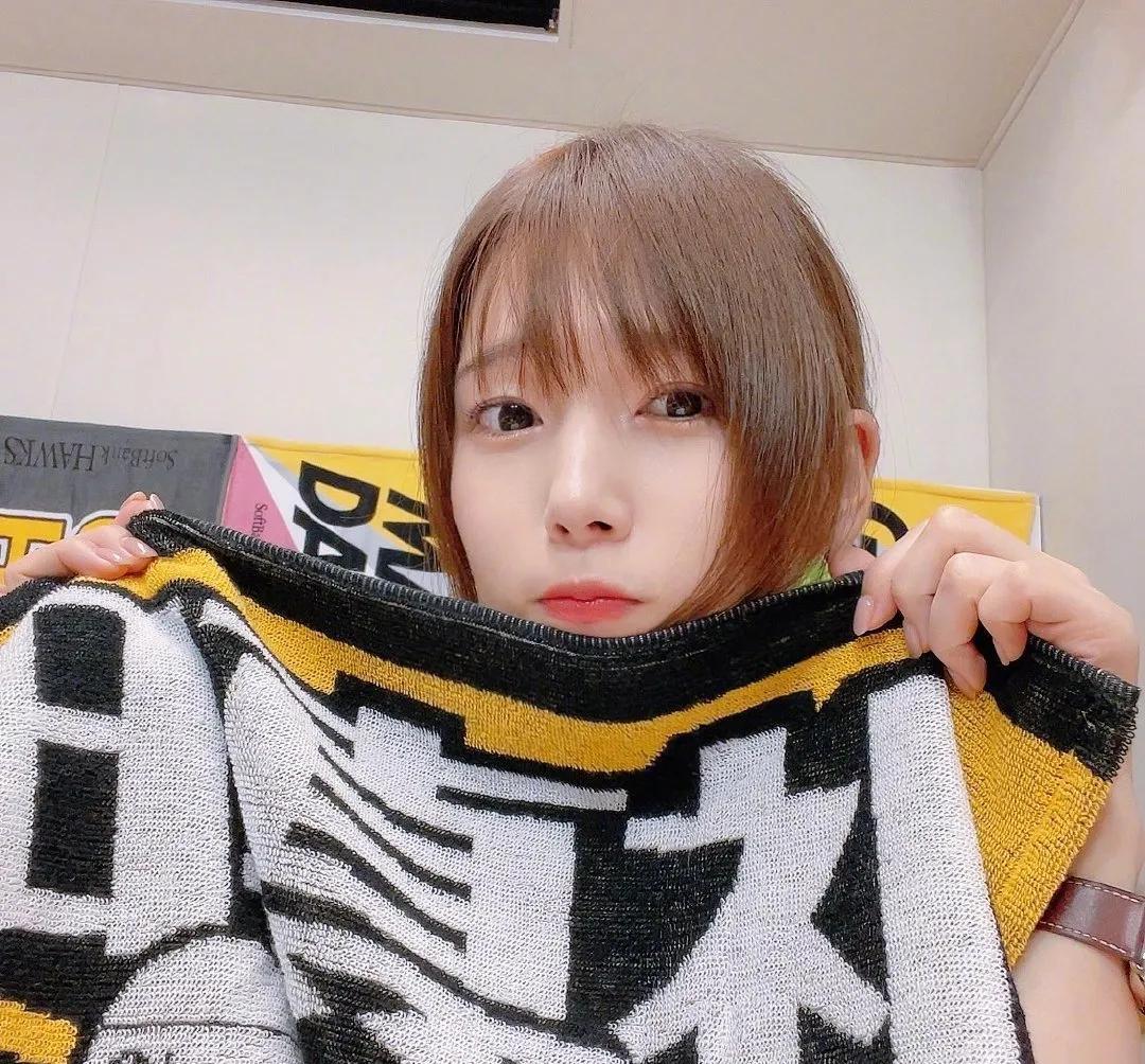 医美 内田真礼清新日系穿搭自拍，淡妆短发翘舌尖