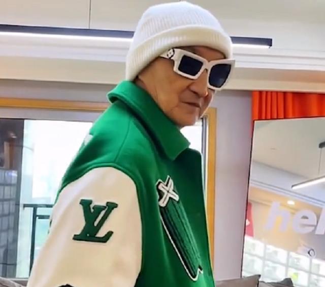 湖北一86岁爷爷穿搭走红,打扮帅气不输年轻小伙:只是帅哥变老了