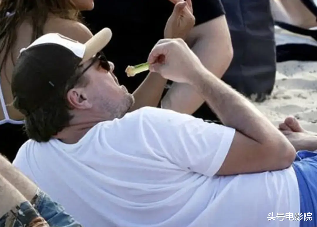 莱昂纳多·迪卡普里奥|肚腩下垂,47岁小李子又胖了!和24岁模特女友戏水,亲吻,吃黄瓜