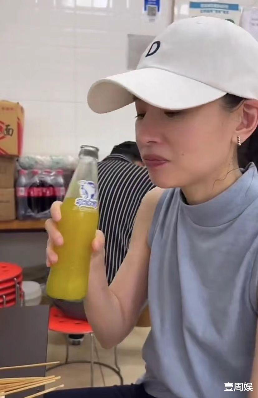 姐姐|董洁骑万元自行车出门放风,在街头吃麻辣烫,穿着朴素无人识!