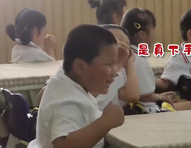安徽幼儿园毕业季同学伤心哭泣,俩男孩举动亮了,网友:下手真狠
