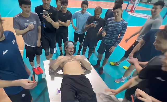 上海男排|上海男排滴蜡为外援庆生！郭成疑似未前往训练营，联赛4月初开打
