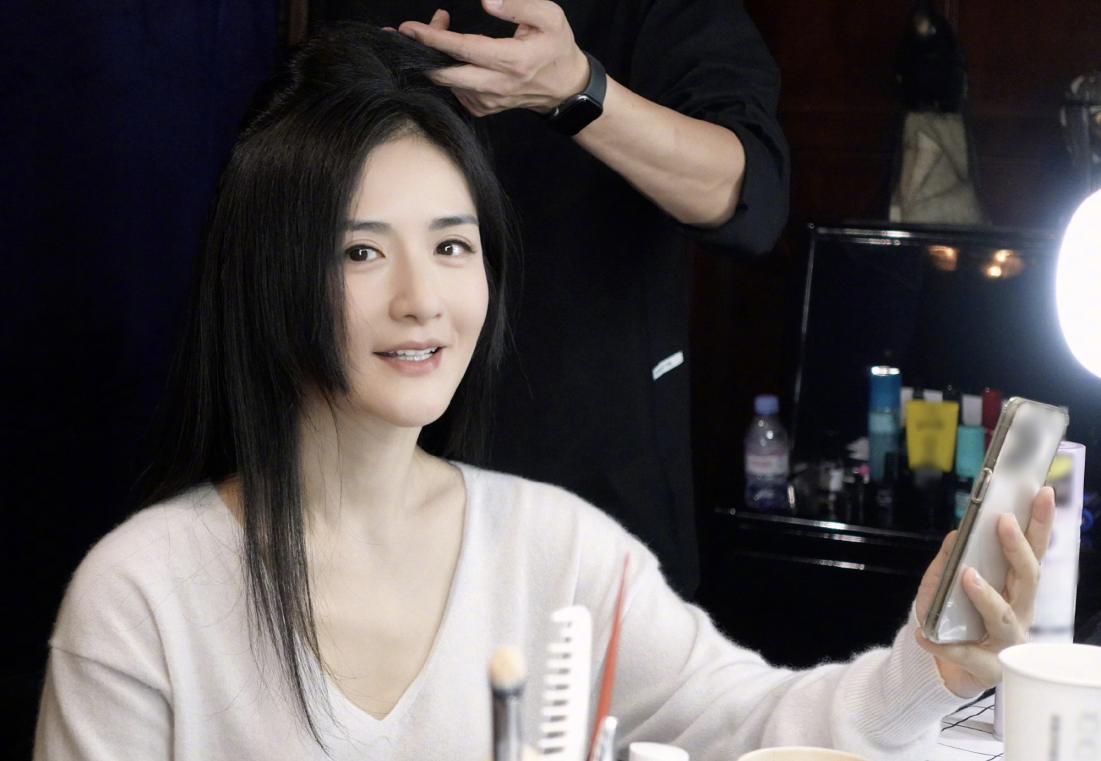 谢娜晒秋游vlog,带三个女儿坐游船捕鱼放生,遭调侃鱼已翻肚皮