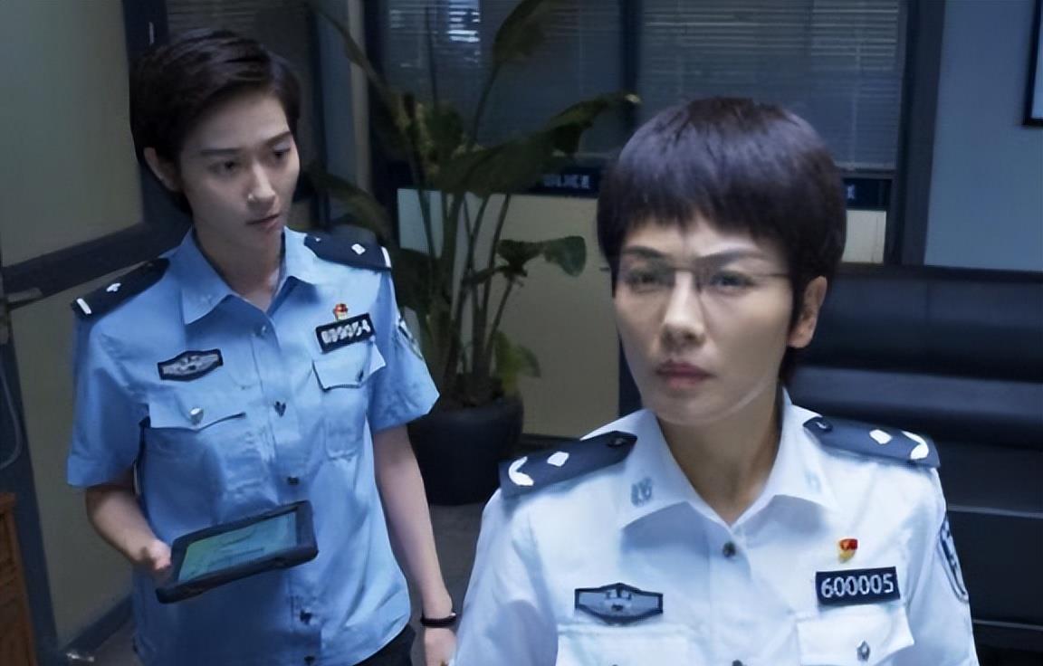 同样是“女警照”,把颜丙燕和杨幂等人放在一起看,差别就出来了