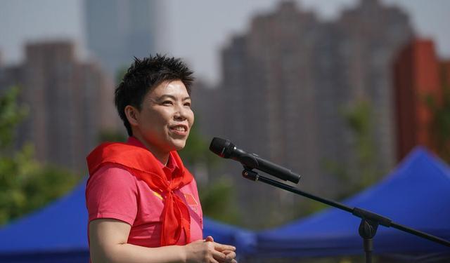 邓亚萍|48岁邓亚萍晒一家五口合照，15岁儿子满脸胡茬太老成，长相随爸爸